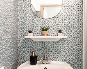 Moderne badkamer met mozaektegels in Huisje in Helmond, vakantiehuis in De Peel, Noord Brabant.