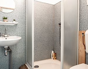 Douchecabine met mozaektegels in Huisje in Helmond, vakantiehuis in De Peel, Noord Brabant.