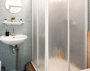 Stijlvolle badkamer met planten in Huisje in Helmond, vakantiehuis in De Peel, Noord Brabant.