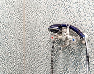 Douche met moderne kraan in Huisje in Helmond, vakantiehuis in De Peel, Noord Brabant.