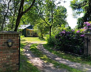 Entree van Huisje in Milheeze, vakantiehuis met bloeiende struiken in De Peel, Noord Brabant.