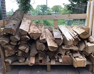 Houtopslag bij Huisje in Milheeze, vakantiehuis in De Peel, Noord Brabant.