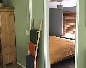 Slaapkamer met uitzicht in Huisje in Milheeze, vakantiehuis in De Peel, Noord Brabant.