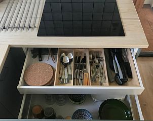 Eetkamer met uitzicht in Huisje in Milheeze, vakantiehuis in De Peel, Noord Brabant.