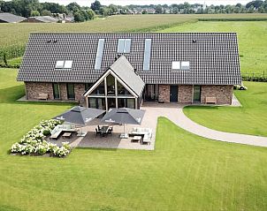 Ruim terras bij Vakantiehuisje in Milheeze omgeven door natuur in De Peel, Noord Brabant.