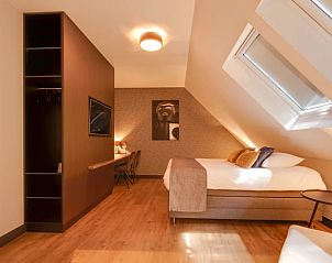 Gezellige slaapkamer met houten vloer in Vakantiehuisje in Milheeze, De Peel, Noord Brabant.