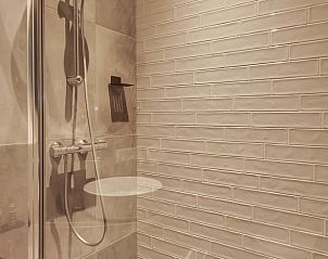 Stijlvolle douche in Vakantiehuisje in Milheeze, ideaal voor ontspanning in De Peel, Noord Brabant.