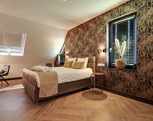 Luxe slaapkamer in Vakantiehuis in Milheeze, De Peel, met comfortabel bed en stijlvolle decoratie.