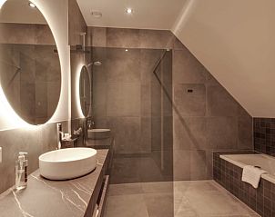 Moderne doucheruimte in Vakantiehuis in Milheeze, De Peel, met luxe afwerking en elegant design.