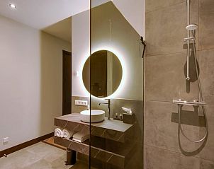 Gezellige ontbijttafel in Vakantiehuis in Milheeze, Noord Brabant, met verse sappen en lekkernijen.