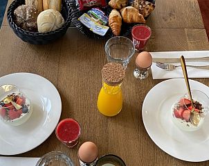 Ontbijttafel met verse jus en broodjes in Huisje in Milheeze, perfect begin van de dag in De Peel.