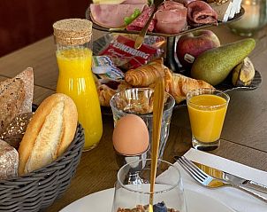 Uitgebreid ontbijt met diverse lekkernijen in Huisje in Milheeze, vakantiehuis in De Peel, Noord Brabant.