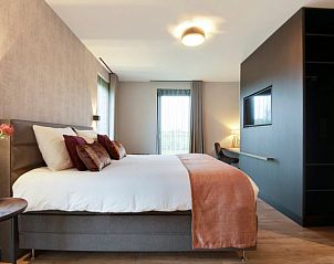 Ruime slaapkamer in Huisje in Milheeze, vakantieaccommodatie in Milheeze, voorzien van moderne inrichting en uitzicht op de natuur.