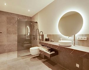 Moderne badkamer in Huisje in Milheeze, vakantiehuis in Milheeze, met stijlvolle inrichting en ruime inloopdouche.