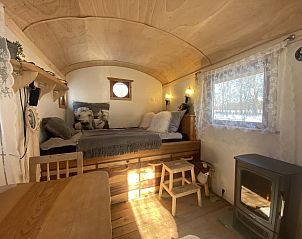 Gemtliches Interieur des Pipowagen het Oventje in Zeeland, De Peel, Nordbrabant mit gemtlichem Schlafzimmer.