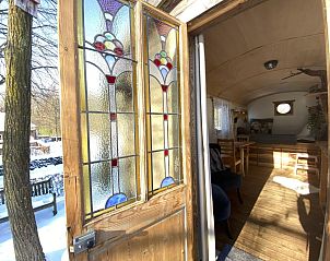 Eingang zum Pipowagen het Oventje in Zeeland, De Peel, Nordbrabant mit Glasmalereien.