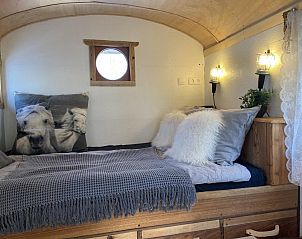 Komfortables Schlafzimmer in Pipowagen het Oventje in Zeeland, De Peel, Nordbrabant mit weicher Bettwsche.