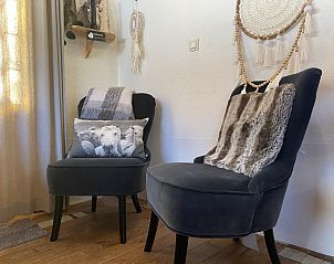 Stilvolle Sitzgelegenheiten mit bequemen Sesseln im Pipowagen het Oventje in Zeeland, De Peel, Nordbrabant.