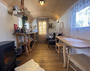 Gemtlicher Wohnraum in Pipowagen het Oventje in Zeeland, De Peel, Nordbrabant mit Holzinterieur.