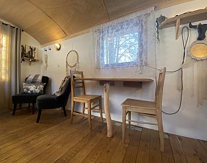 Gemtliche Sitzecke im Pipowagen het Oventje in Zeeland, De Peel, Nordbrabant mit stimmungsvoller Dekoration.