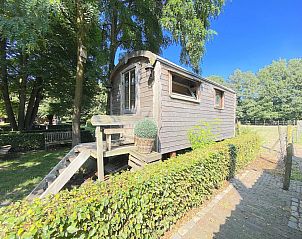 Der hlzerne Whirlpool im Pipowagen het Oventje in Zeeland, De Peel, Nordbrabant sorgt fr ultimative Entspannung.