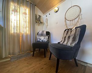 Gemtliches Schlafzimmer in Pipowagen het Oventje in Zeeland, De Peel, Nordbrabant mit weichen Kissen.