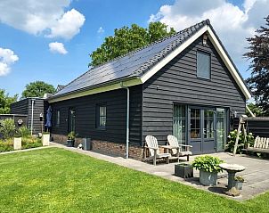 Sfeervolle slaapkamer in Huisje in Zeeland met comfortabel tweepersoonsbed, gelegen in De Peel, Noord Brabant.