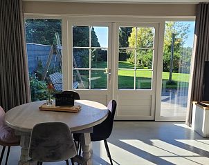 Gezellige woonkamer in Huisje in Zeeland met comfortabele zithoek in De Peel, Noord Brabant.