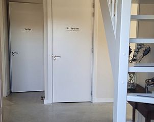 Moderne badkamer en toilet in Huisje in Zeeland, een perfecte vakantiewoning in De Peel, Noord Brabant.