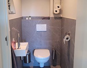 Stijlvolle toiletruimte in Huisje in Zeeland met moderne afwerking, gelegen in De Peel, Noord Brabant.