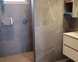 Ruime badkamer met inloopdouche in Huisje in Zeeland, een comfortabele vakantiewoning in De Peel, Noord Brabant.