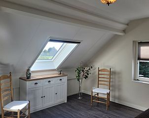 Zithoek op bovenverdieping met dakraam in Huisje in Zeeland, een rustgevend vakantiehuis in De Peel.