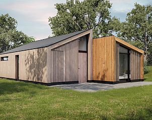 Rustiek houten exterieur van Recreatiewoning, Bakel, omgeven door serene natuur.