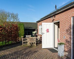 Zonnig terras bij Vakantiehuis in Deurne, De Peel, Noord Brabant.