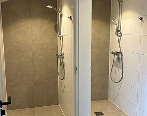 Moderne douches in Huisje in Deurne, vakantiehuis in De Peel, Noord Brabant.