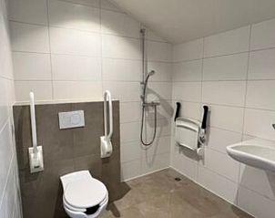 Toegankelijke badkamer in Huisje in Deurne, vakantiewoning in De Peel, Noord Brabant.