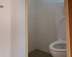 Moderne badkamer met toilet in Vakantiehuis in Deurne, perfect voor comfort in De Peel, Noord Brabant.