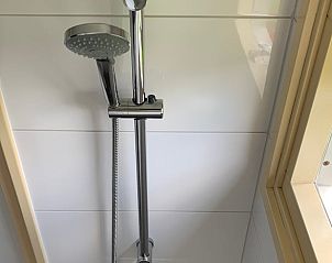 Moderne douche in Huisje in Deurne, vakantiehuis in De Peel, Noord Brabant, met uitzicht op de natuur.