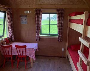 Eethoek met uitzicht op groene velden in Huisje in Deurne, vakantiehuis in De Peel, Noord Brabant.