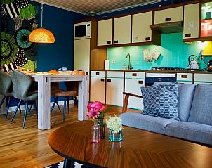 Moderne keuken en eetruimte in Vakantiehuisje in Deurne, De Peel, Noord Brabant.