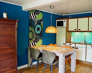 Eethoek met kleurrijke decoratie in Vakantiehuisje in Deurne, De Peel, Noord Brabant.