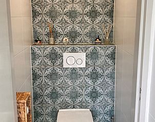 Ruime slaapkamer met kunstwerken in Vakantiehuisje in Deurne, De Peel, Noord Brabant.