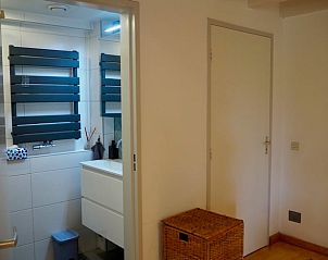 Stijlvolle douche met groene tegels in Vakantiehuisje in Deurne, De Peel, Noord Brabant.