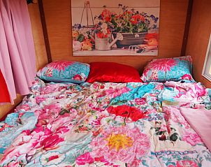 Gezellige slaapkamer met kleurrijk beddengoed in Vakantiehuis in Deurne, De Peel, Noord Brabant.