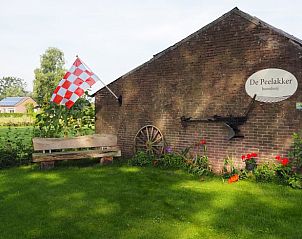 Rustieke boerderijtuin bij Vakantiehuis in Deurne, omringd door natuur in De Peel, Noord Brabant.
