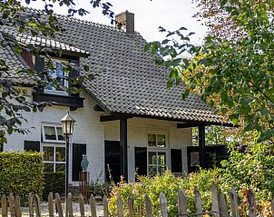 Charmant vakantiehuisje in Deurne, De Peel, Noord Brabant, omgeven door groene natuur en rustieke tuin.