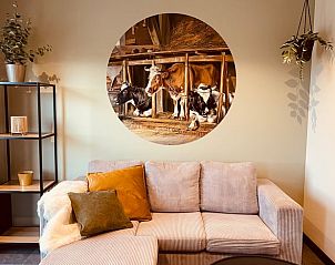 Stijlvolle zithoek in Vakantiehuisje in Liessel, De Peel, Noord Brabant met kunstwerk van koeien en moderne inrichting.