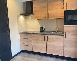 Moderne keuken in Vakantiehuisje in Liessel, De Peel, Noord Brabant met houten kasten en alle benodigde apparatuur.