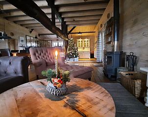 Knusse woonkamer in Vakantiehuisje in De Rips, De Peel, Noord Brabant met houten interieur.