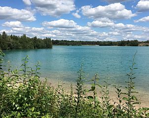 Helderblauw meer nabij Vakantiehuisje in De Rips, De Peel, Noord Brabant voor wateractiviteiten.